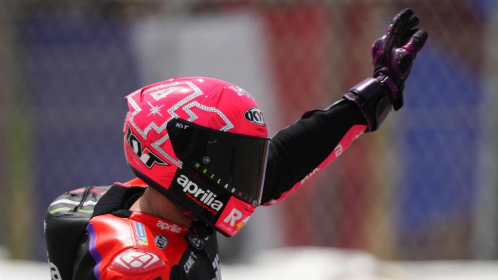 Aleix Espargaró, saludando a los aficionados durante el GP de Catalunya de MotoGP