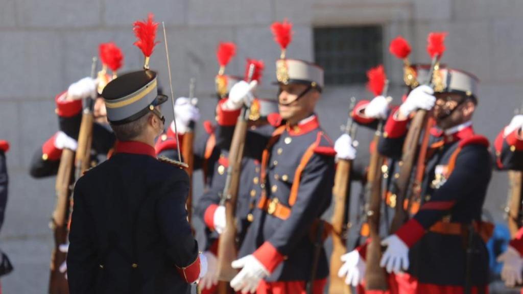 Emocionante relevo de Guardia con izado de bandera en el Alcázar de Toledo