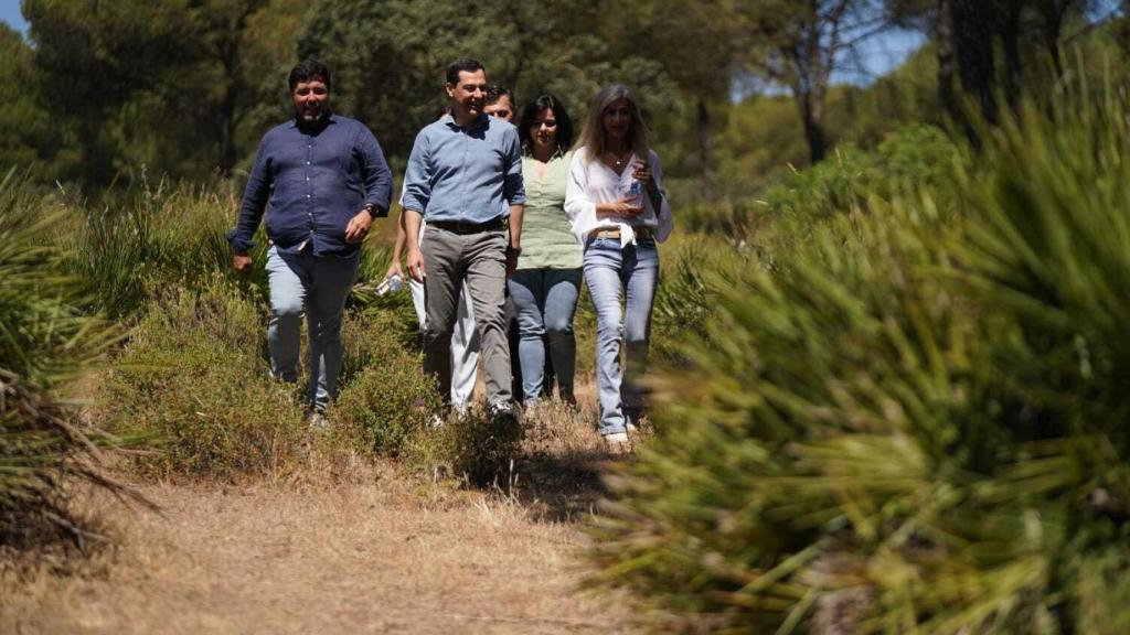El presidente de la Junta, Juanma Moreno, en la Dehesa Matallana de Lora del Río (Sevilla).