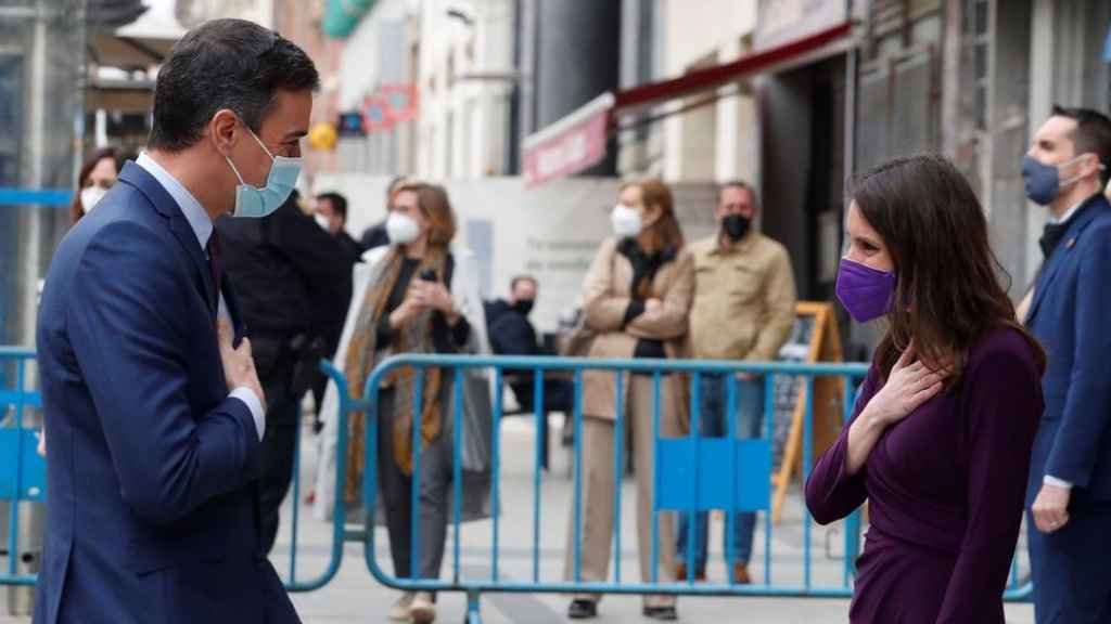 Pedro Sánchez, presidente del Gobierno, saluda a Irene Montero, a su llegada al Ministerio de Igualdad.