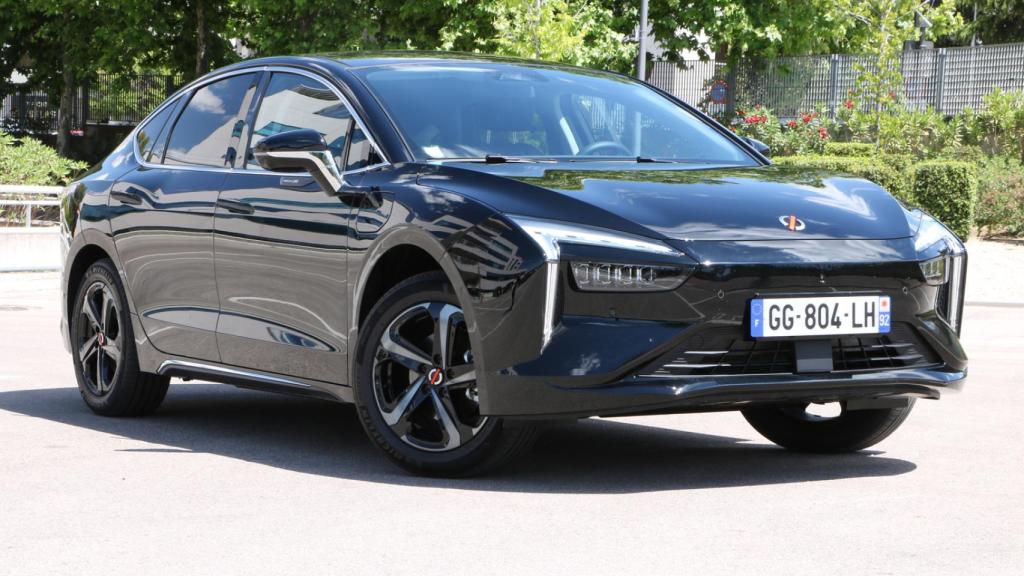 Así es el Mobilize Limo, un coche eléctrico pensado para taxi y VTC que solo está disponible por suscripción.