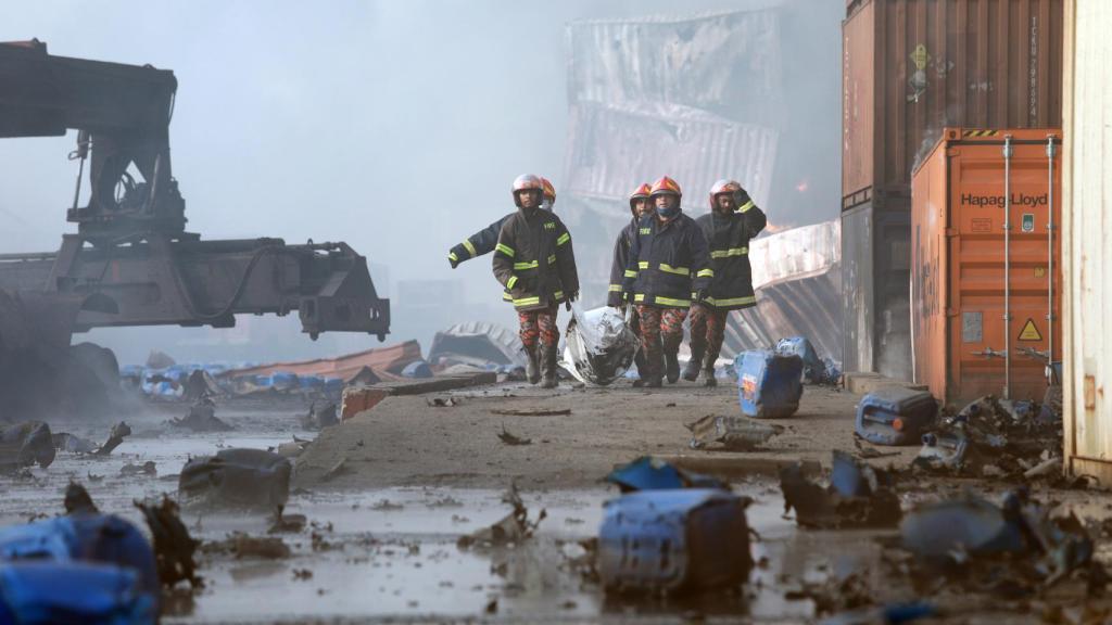 Los bomberos trasladan el cuerpo de una de las víctimas del incendio tras la explosión de un almacén de contenedores en Bangladesh, ocurrida este sábado 4 de junio