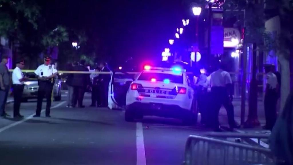 La Policía de Philadelphia, en la calle donde se ha producido un tiroteo que ha dejado tres muertos