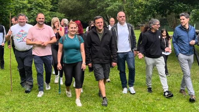 El secretario xeral del PSdeG, Valentín González Formoso, participa en una caminata en las Fragas do Eume con motivo del Día Mundial del Medio Ambiente.