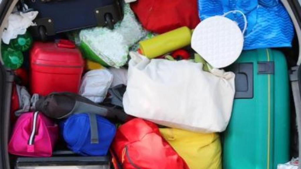 Maletero lleno de bolsas y equipaje.