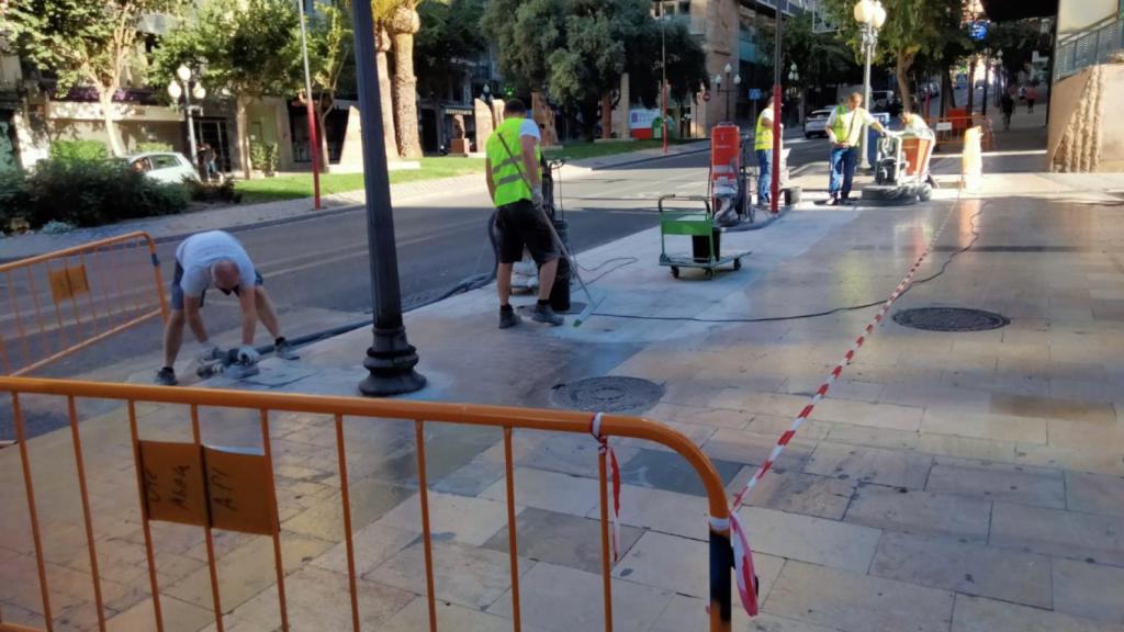 Trabajos en la Rambla para instalar la superficie antideslizante.