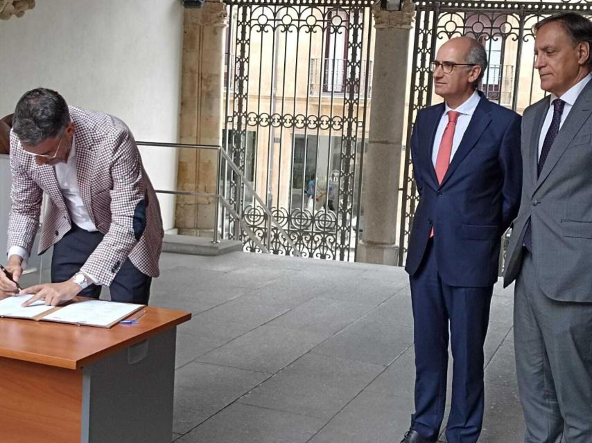 El alcalde de Villamayor, Ángel Luis Peralvo