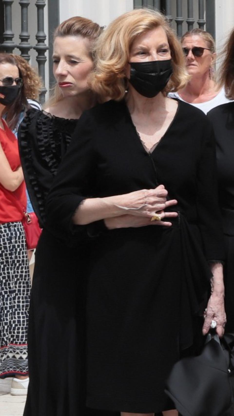 La última imagen pública de Concha Spínola en el último adiós a su marido, Miguel Báez 'El Litri'.