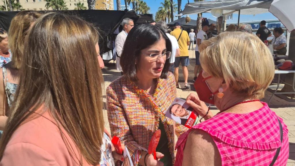 Carolina Darias, con Irene García, cabeza de lista del PSOE por Cádiz, durante el reparto de propaganda electoral.