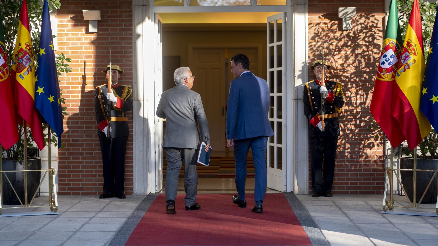 Antonio Costa, primer ministro de Portugal, y Pedro Sánchez, presidente de España, en el Palacio de la Moncloa, en Madrid.