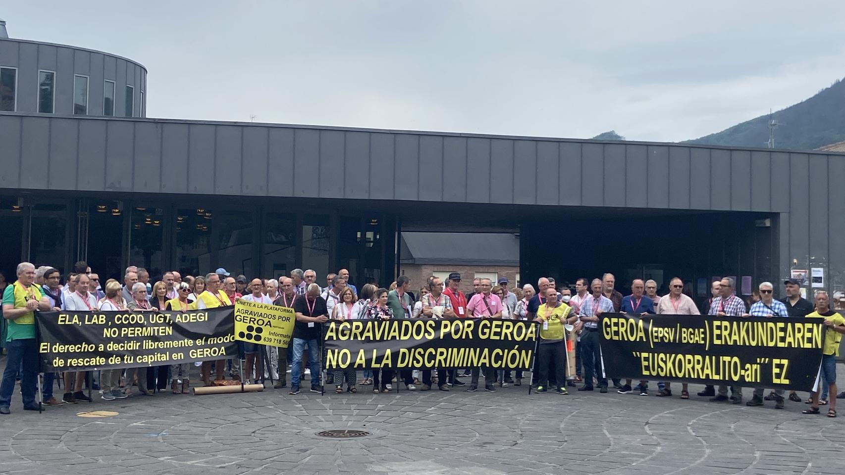 Un grupo de afectados por la EPSV Geroa en Andoain.
