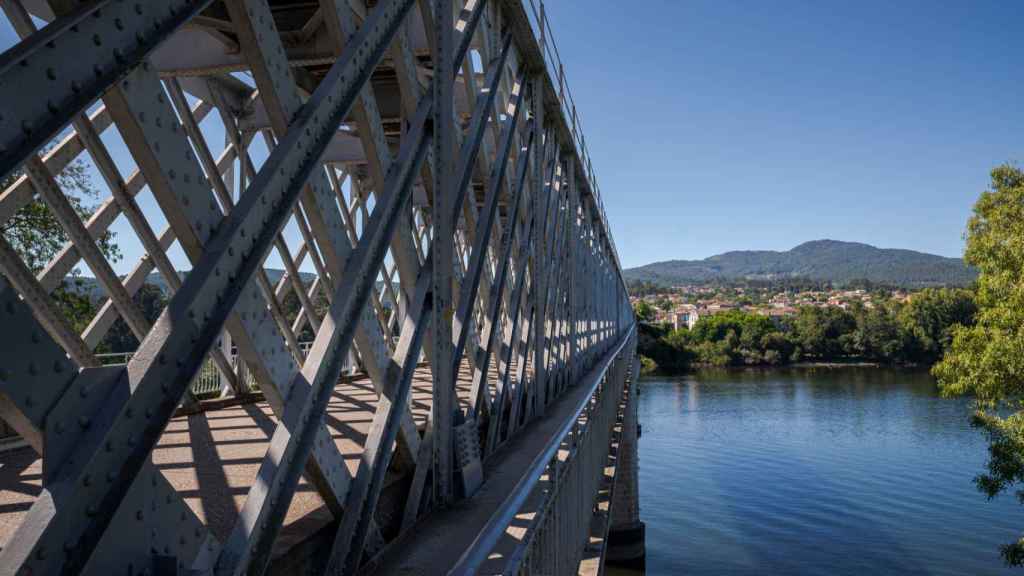 Vistas al puente internacional de Tui desde la fortaleza de Valença do Minho, Portugal.