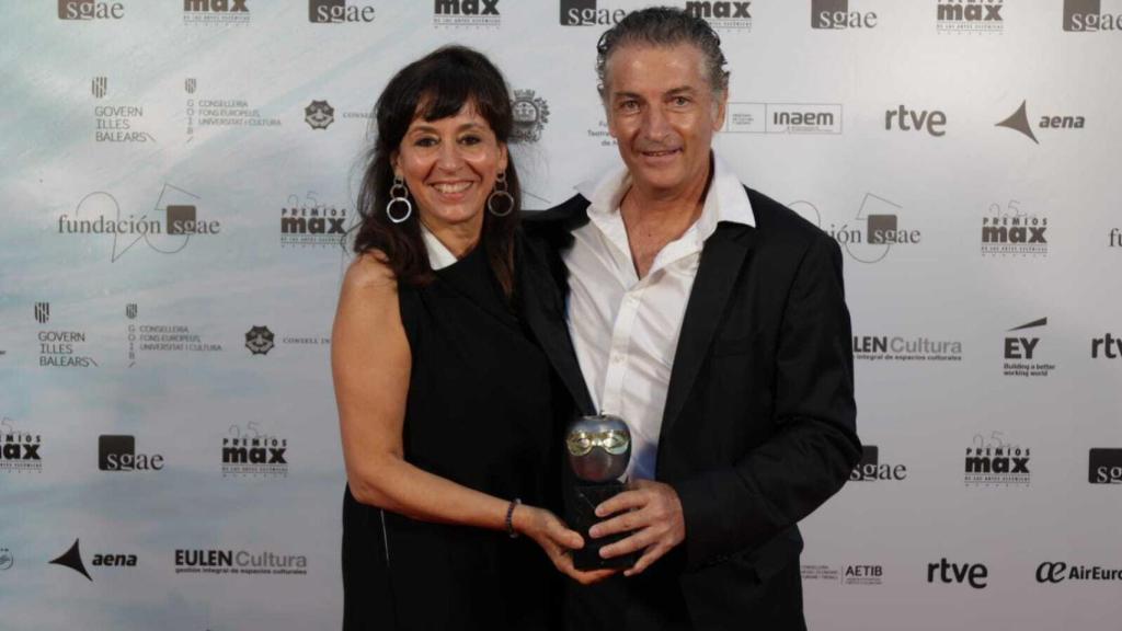 Representantes del Teatro del Soho, con el galardón.