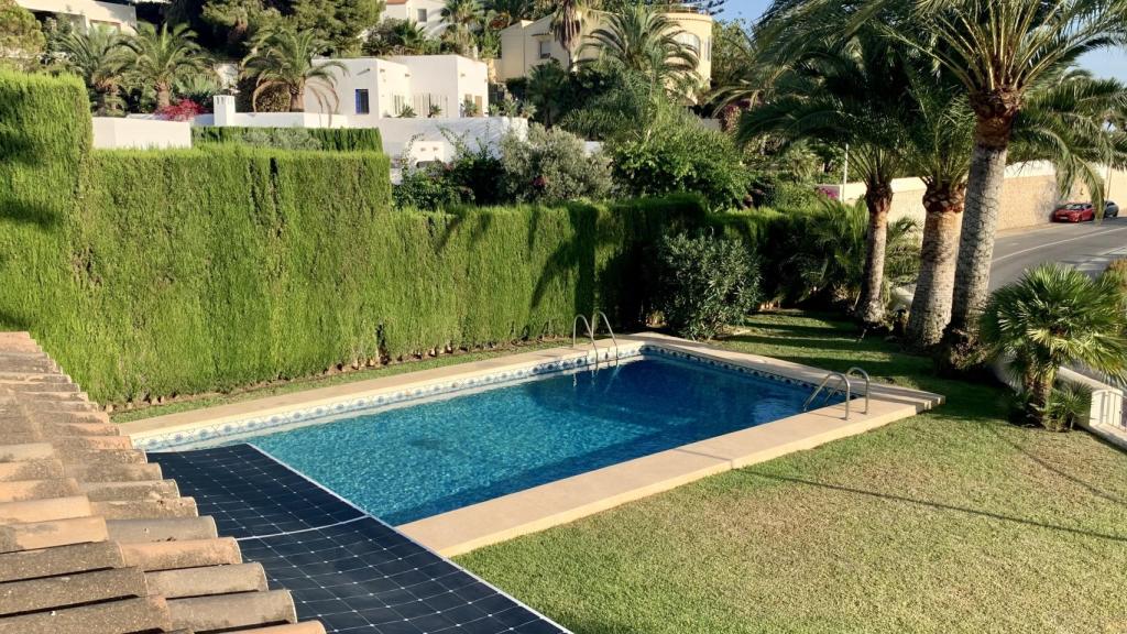 Sus paneles pesan la mitad que uno tradicional y se pueden llevar a segundas residencias e instalarse incluso en toldos.