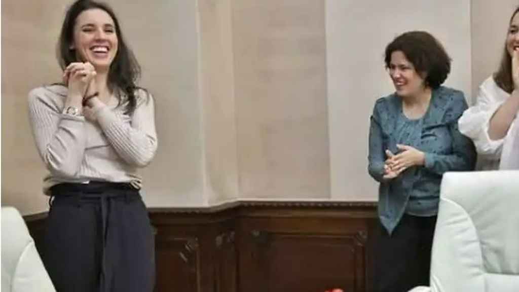 A la izquierda, la ministra Irene Montero en su cumpleaños. En el centro, Amanda Meyer, su ya exjefa de gabinete