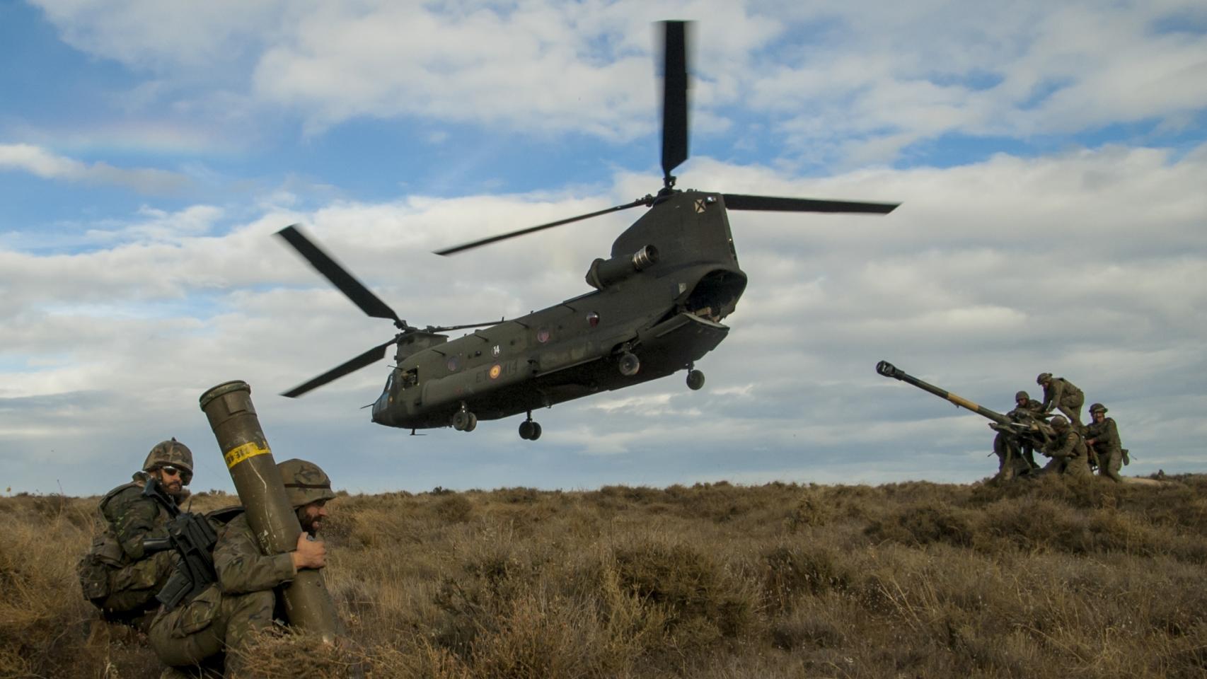 Chinook junto con soldados del Ejército de Tierra