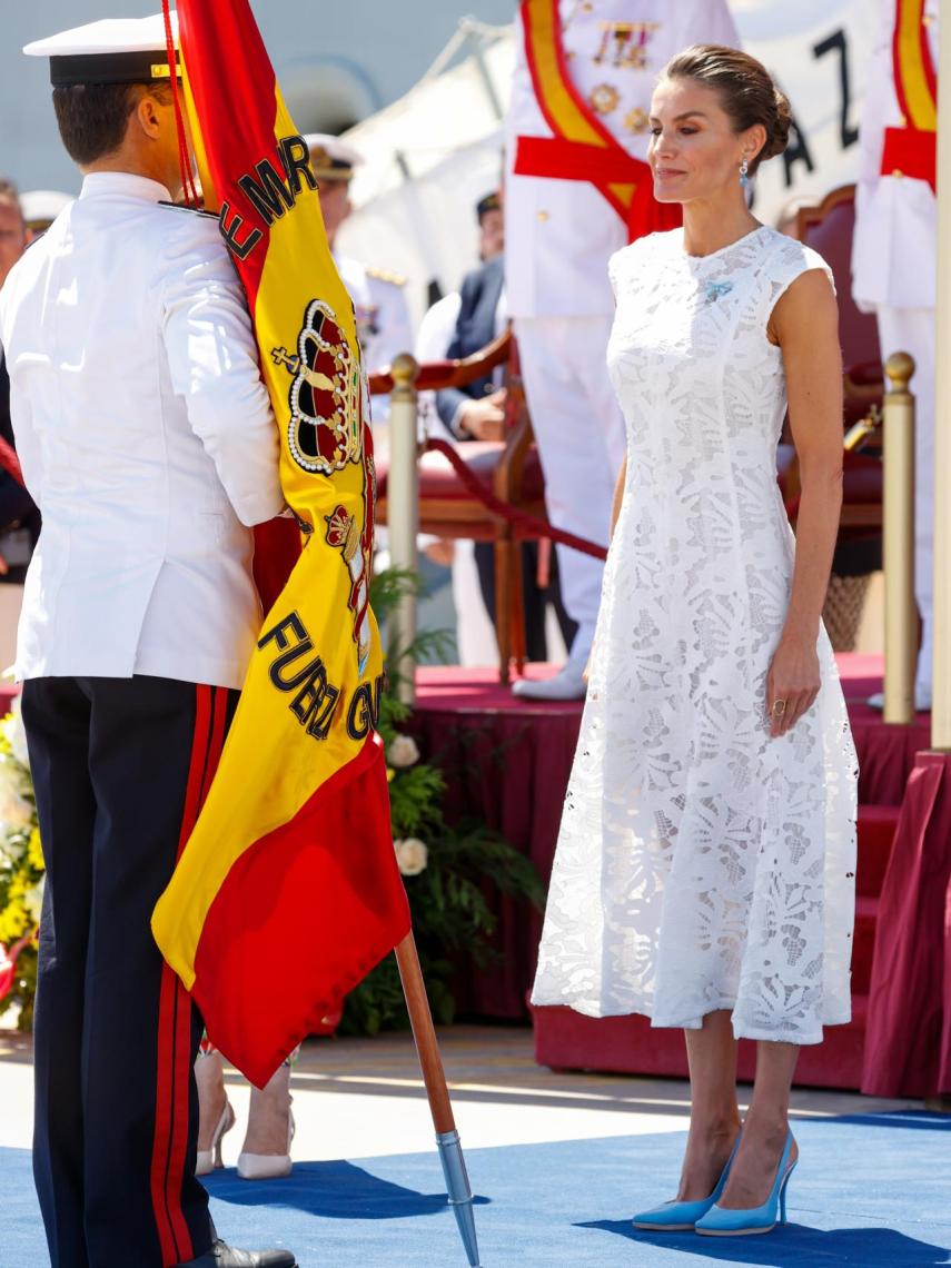 Letizia con vestido blanco bordado de estreno.