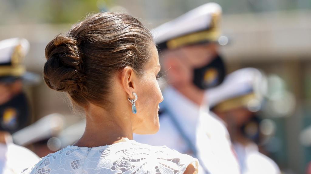 La Reina ha optado por un moño bajo para recoger su pelo.