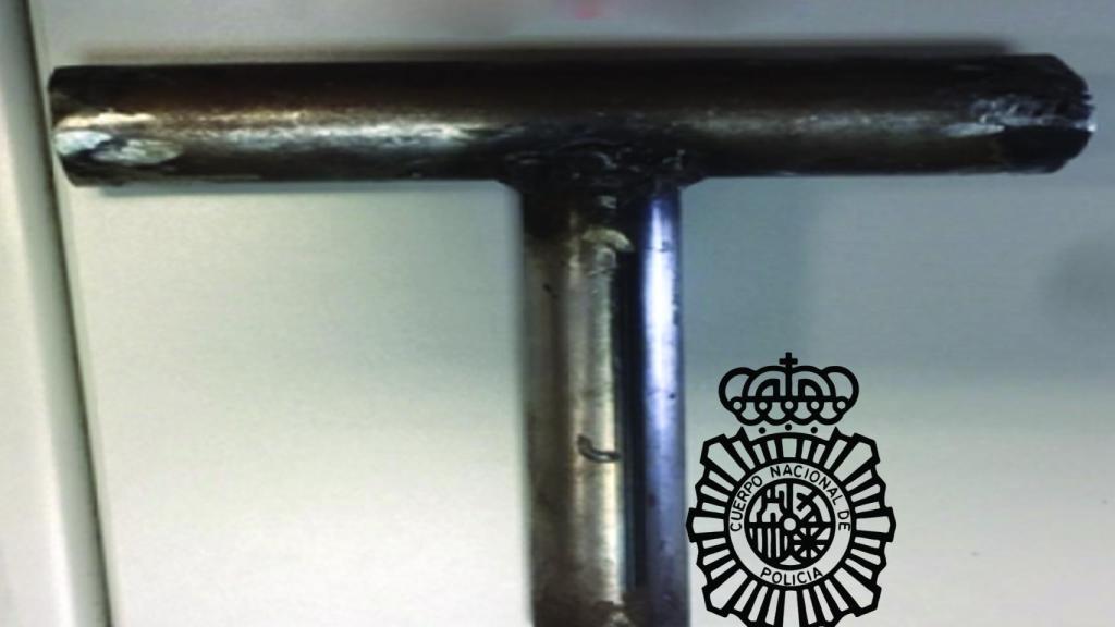 La maza que utilizó para romper la puerta