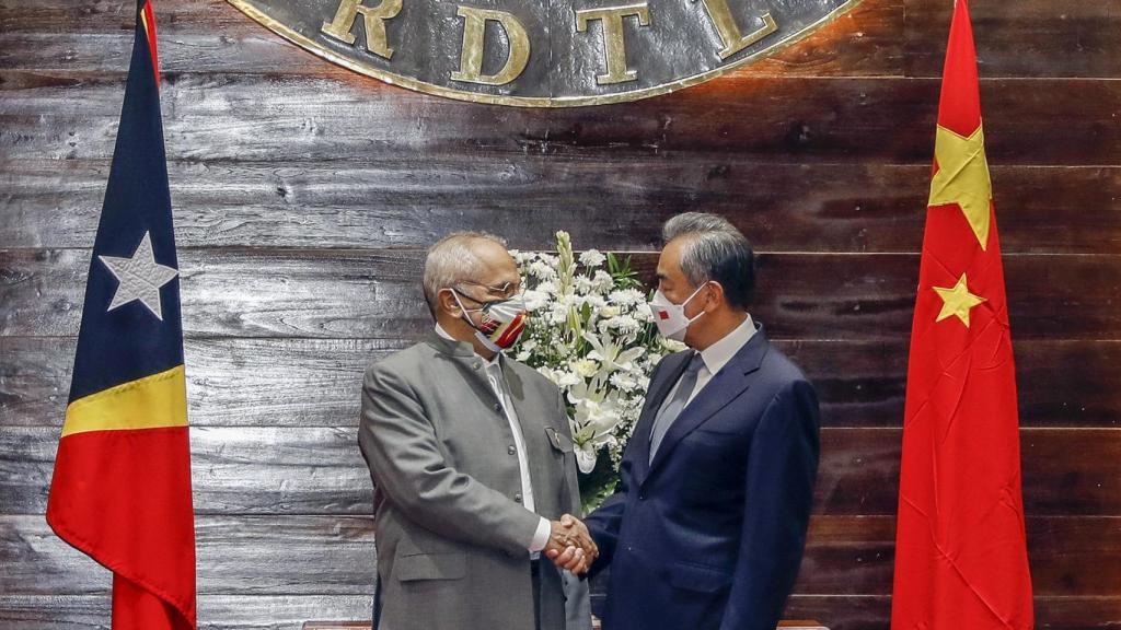 El presidente de Timor Leste, Jose Ramos Horta, saluda al ministro de Asuntos Exteriores chino, Wang Yi, durante su visita a Dili el 4 de junio de 2022