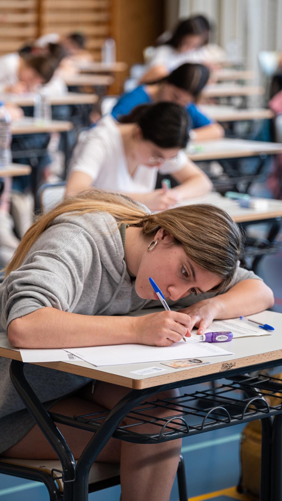 Una alumna realiza la EBAU en La Rioja.