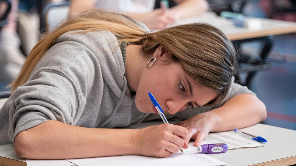 Una alumna realiza la EBAU en La Rioja.