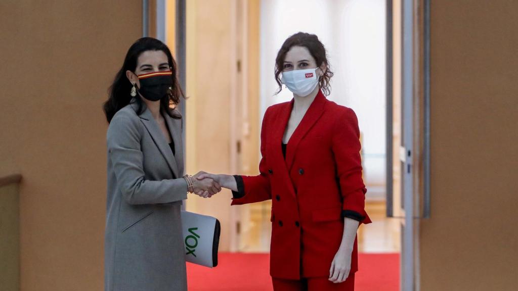 La presidenta madrileña, Isabel Díaz Ayuso (d), y la portavoz de Vox, Rocío Monasterio (i), se reúnen en Puerta del Sol.