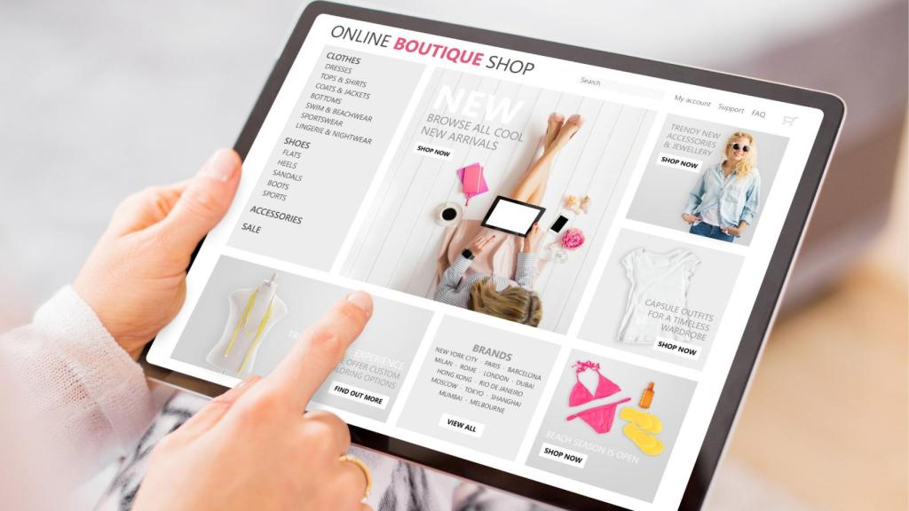 Modelo consulta una tienda de moda 'online'.