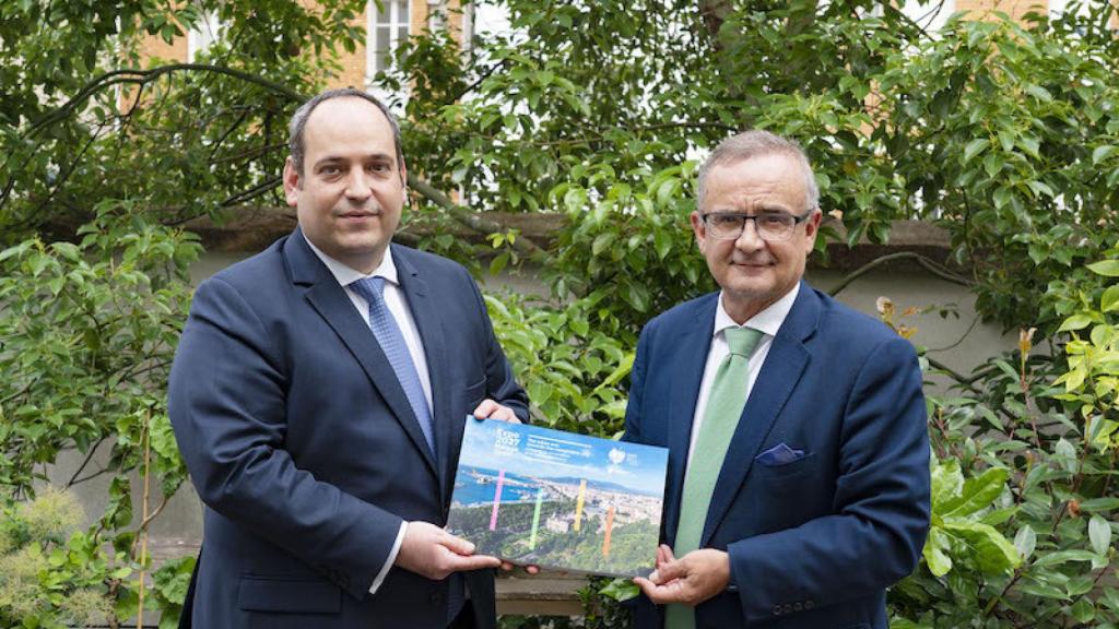 La entrega del dossier de Málaga.