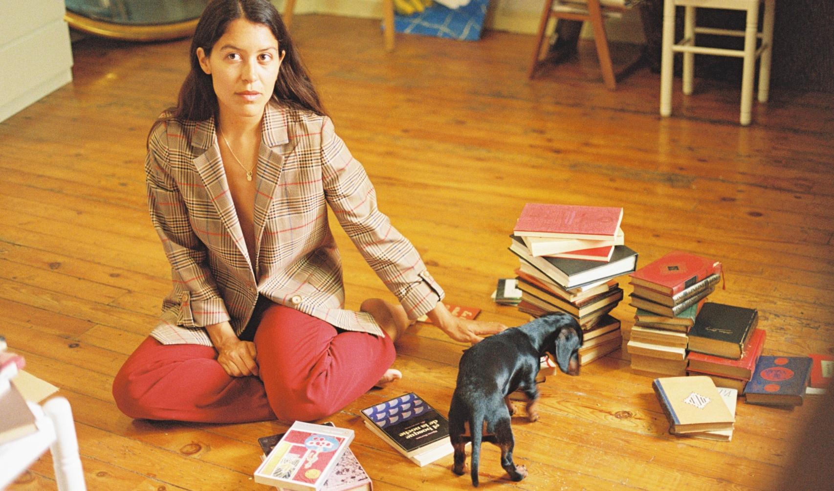 La poeta en otra foto.