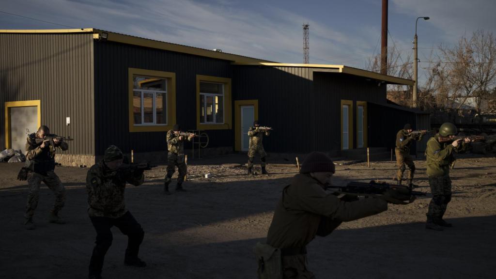 Voluntarios civiles asisten a un campo de entrenamiento de las Fuerzas de Defensa Territorial de Ucrania en Brovary, al noreste de Kyiv.