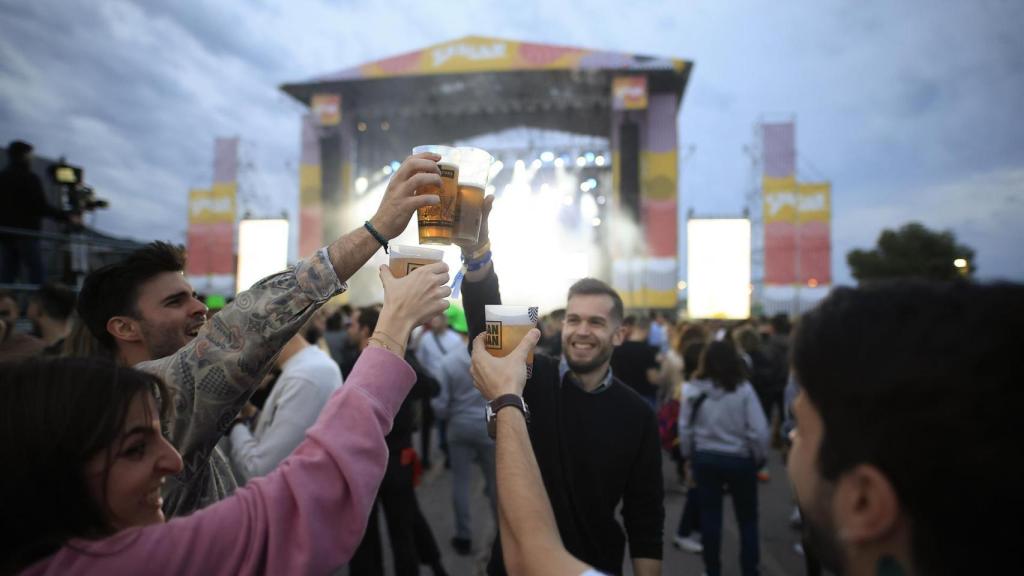 Varios jóvenes bebiendo en un reciente festival de música en la Comunidad Valenciana.