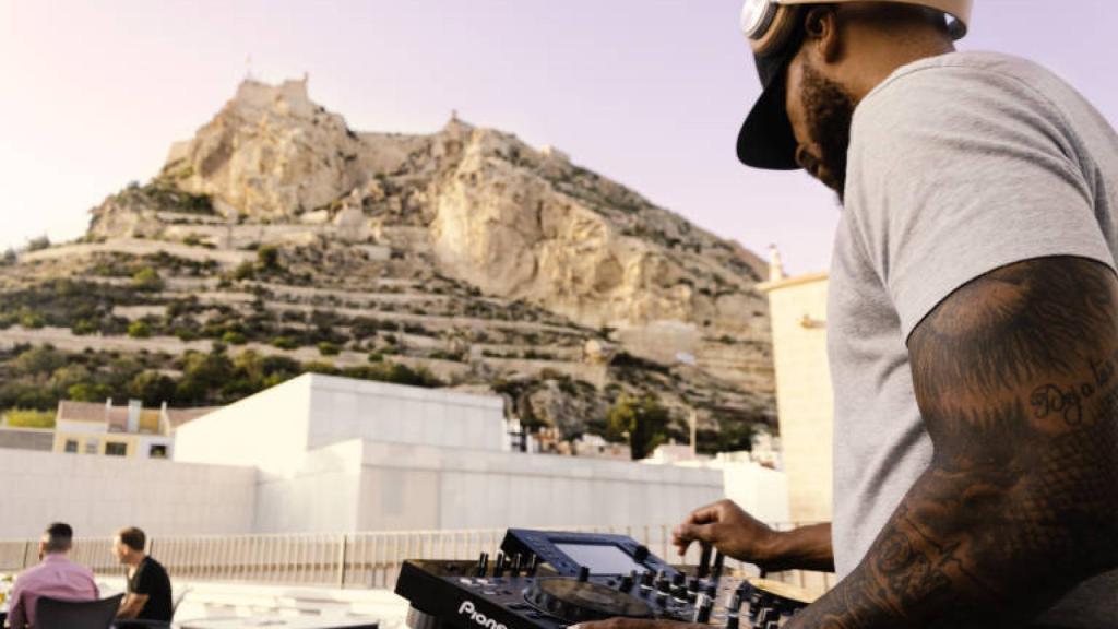 La terraza de 'La Milagrosa Rooftop' con vistas al castillo de Santa Bárbara.
