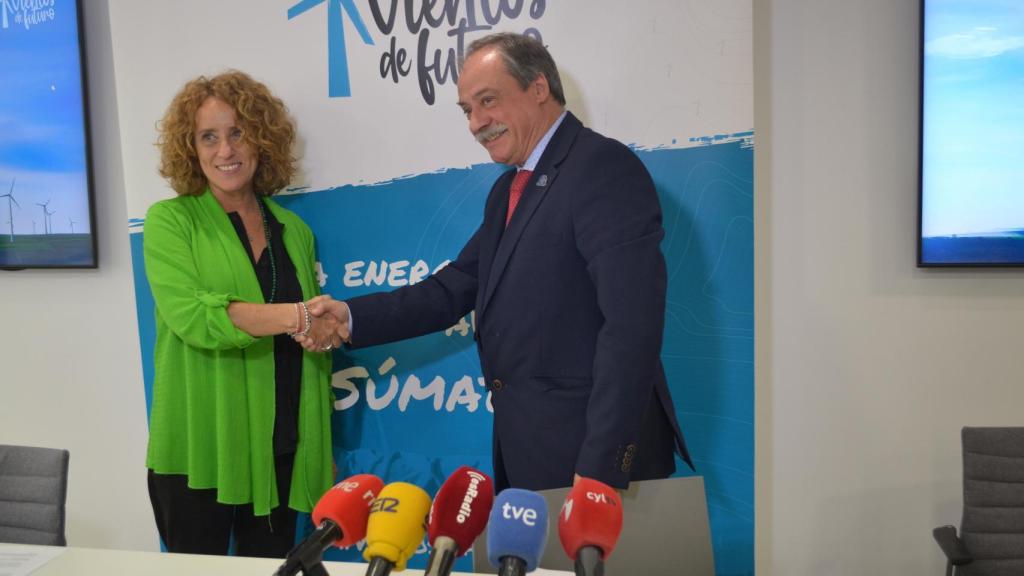 Rafael Álvarez Palla, decano del Colegio Oficial de Ingenieros y Piluca Núñez, directora de Comunicación y Relaciones Institucionales de la Asociación Empresarial Eólica, firman el acuerdo de colaboración