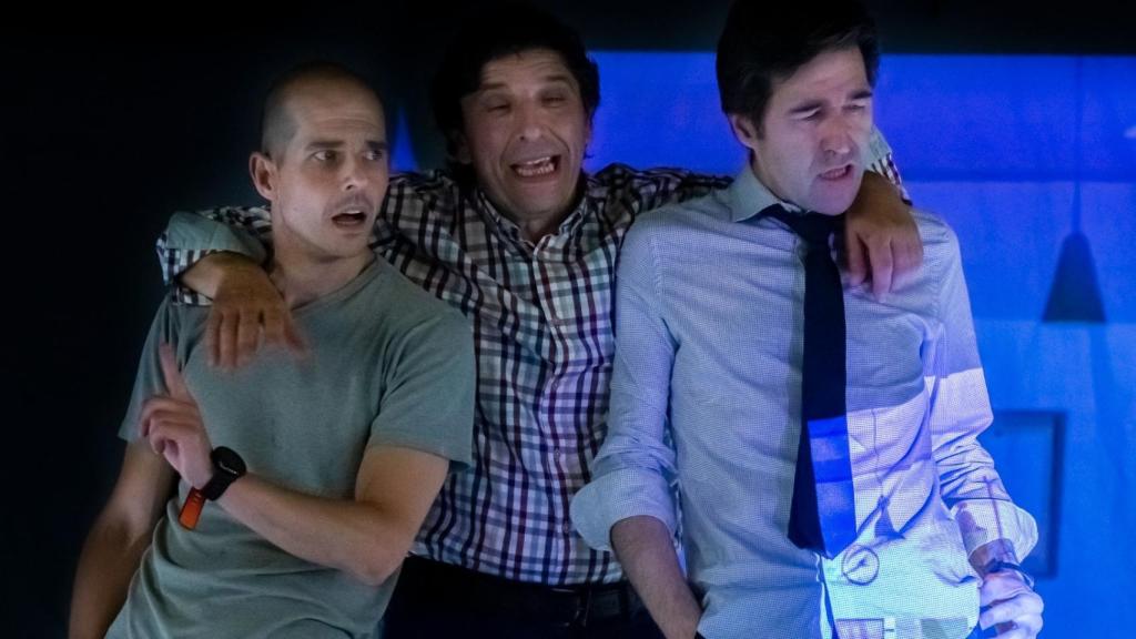 Manu Requejo (izquierda), durante una representación de 'Cuerdas'