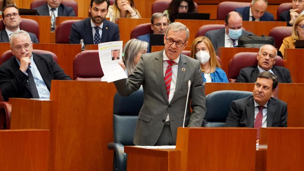 El consejero de Industria, Comercio y Empleo de la Junta, Mariano Veganzones, hoy en el pleno de las Cortes