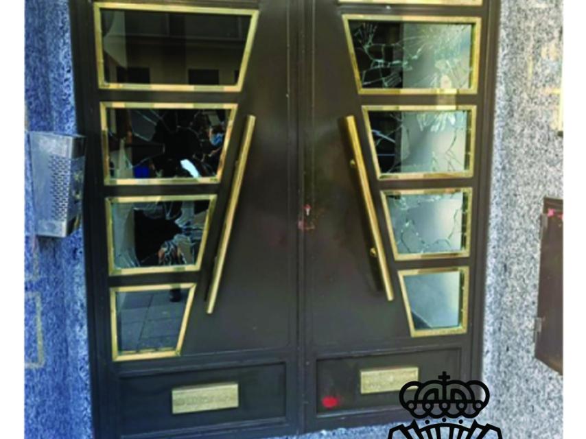 Puerta destrozada por el joven en Salamanca