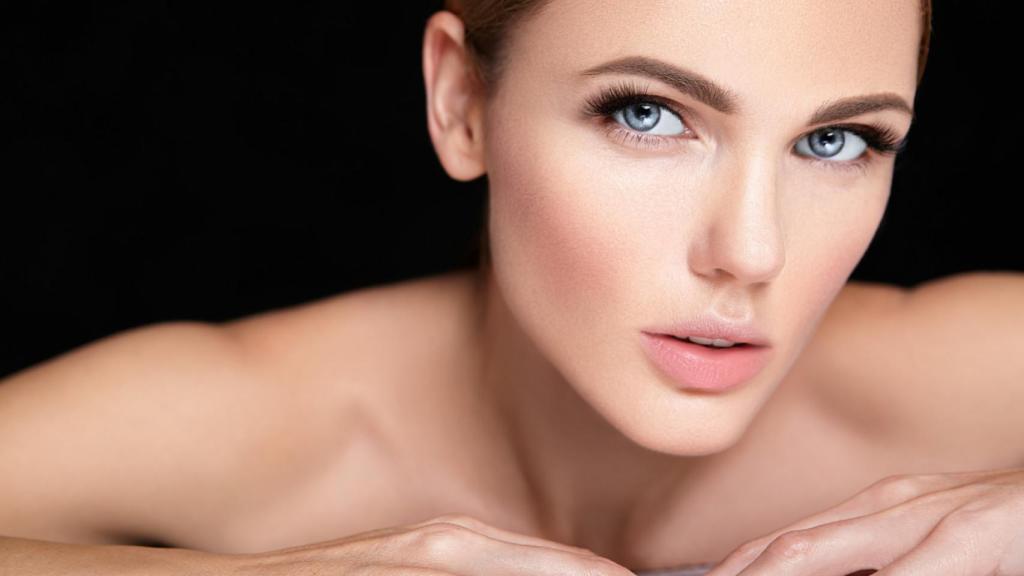 Una modelo luciendo sus pestañas una vez aplicados los consejos.