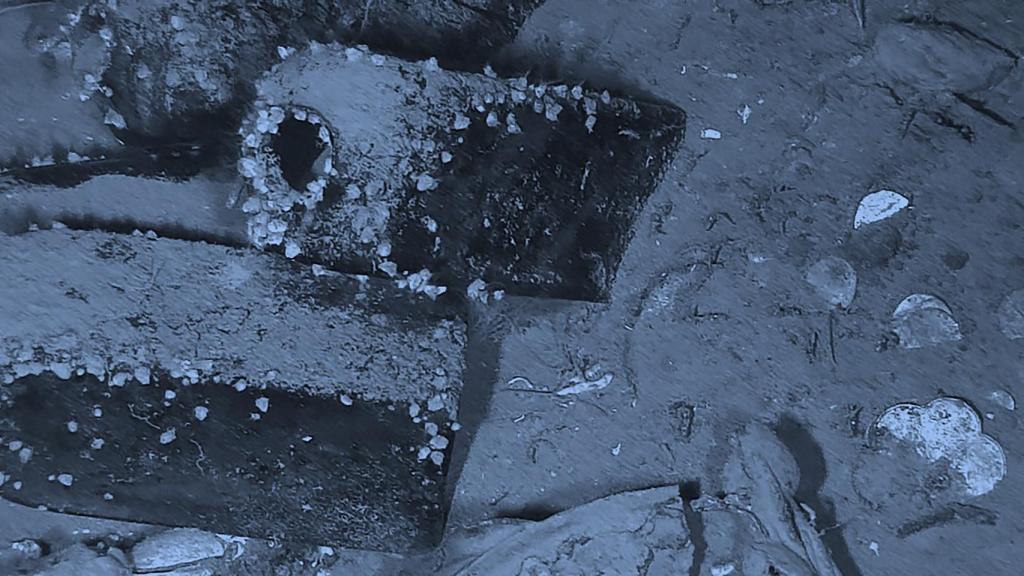 Imagen de un conjunto de monedas y otros objetos de la carga del 'San José'. Foto: EFE / Presidencia de Colombia