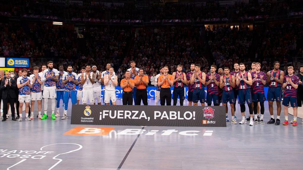 Pancarta en apoyo a Pablo Laso antes del Bitci Baskonia - Real Madrid de Baloncesto