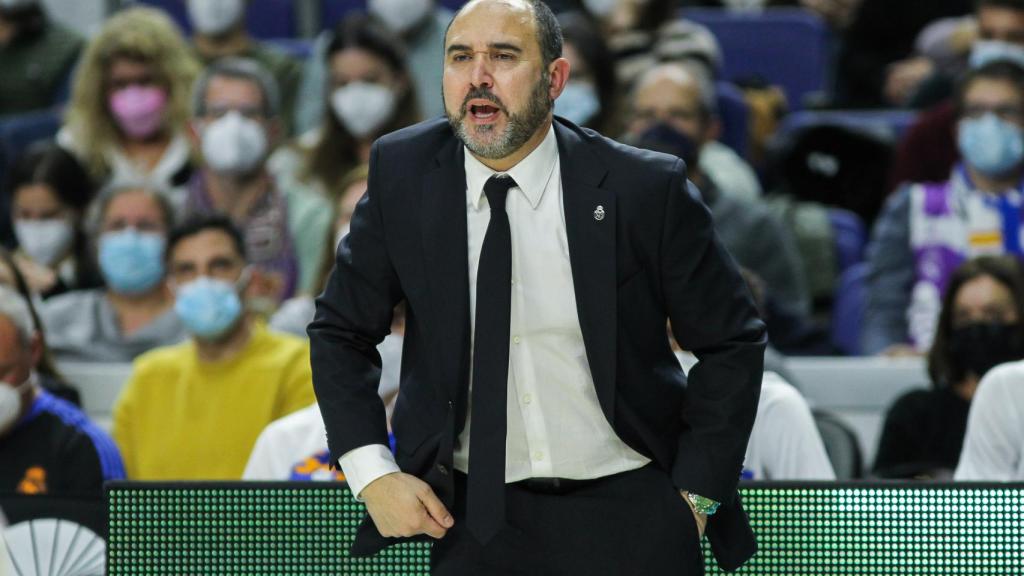 Chus Mateo dirigiendo al Real Madrid de baloncesto durante un partido