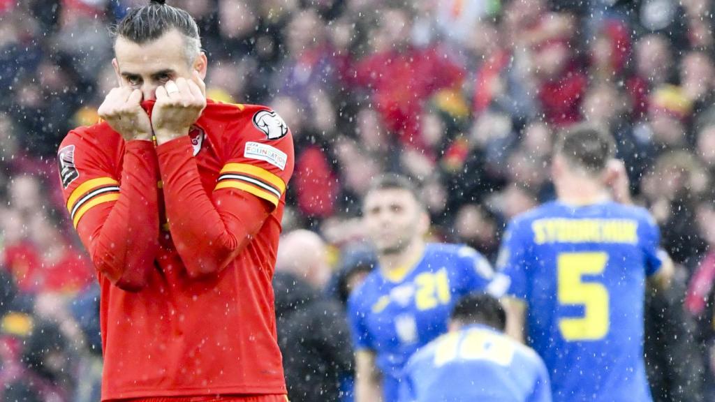Gareth Bale se lamenta tras una ocasión perdida con Gales