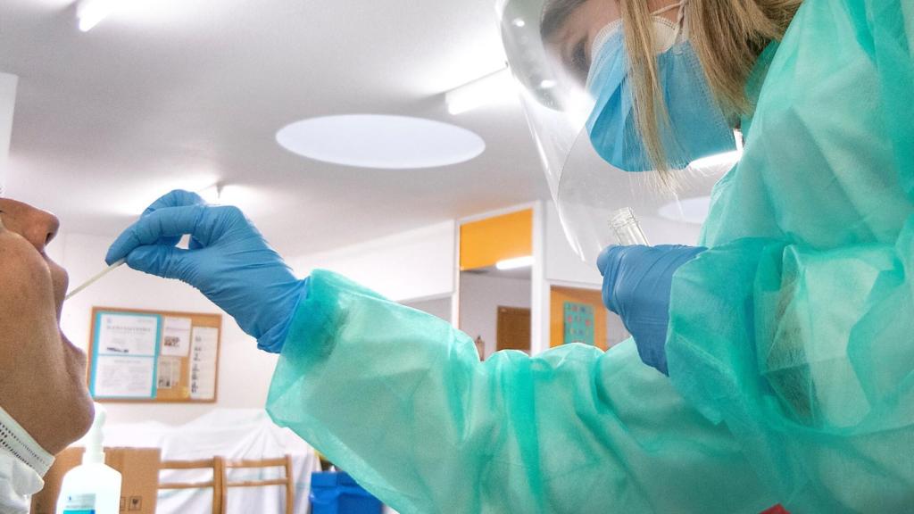 Una enfermera realiza una prueba PCR.