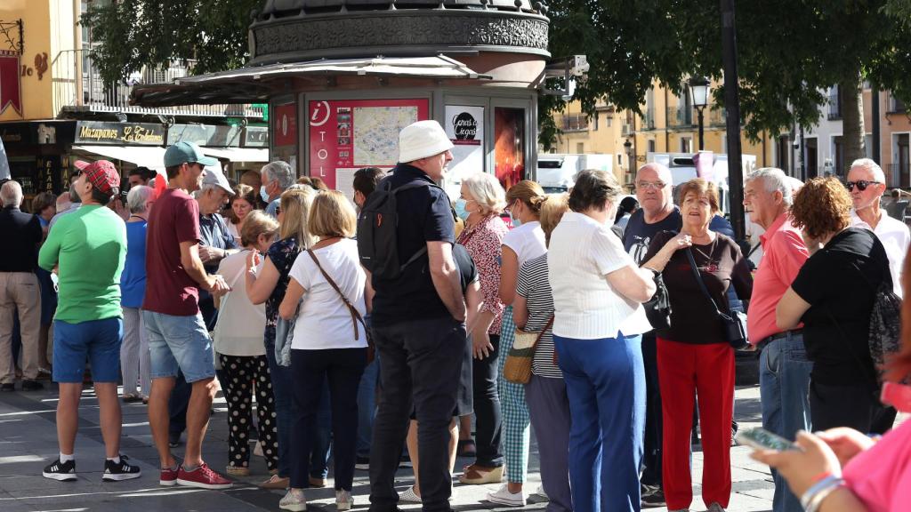 Cola para alquilar una silla para ver el Corpus en Toledo.