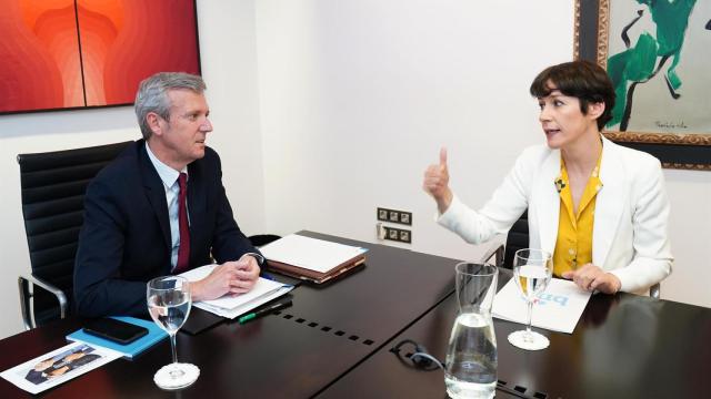 El presidente de la Xunta de Galicia, Alfonso Rueda, y la portavoz nacional del BNG, Ana Pontón, en una reunión.