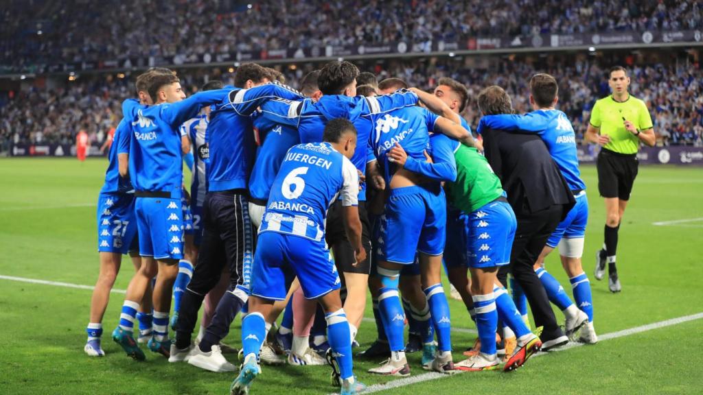 Jugadores del Deportivo celebran uno de los goles del Deportivo – Linares