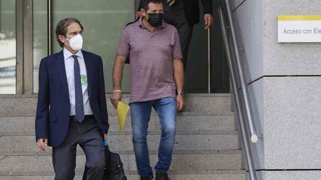 El patrón del Villa de Pitanxo, Juan Padín (d-morado), a su salida tras declarar en la Audiencia Nacional.