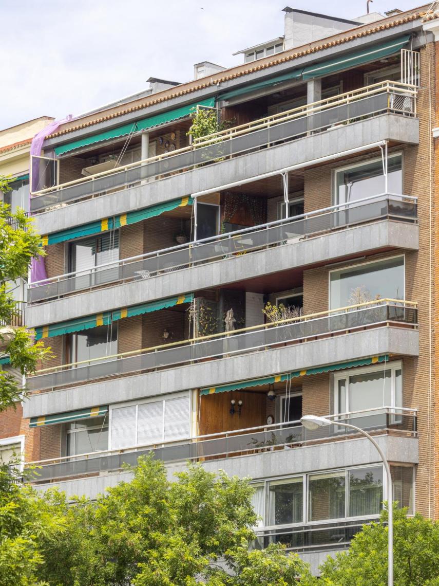 Imagen del edificio de Pintor Rosales con sus diferentes terrazas privadas.