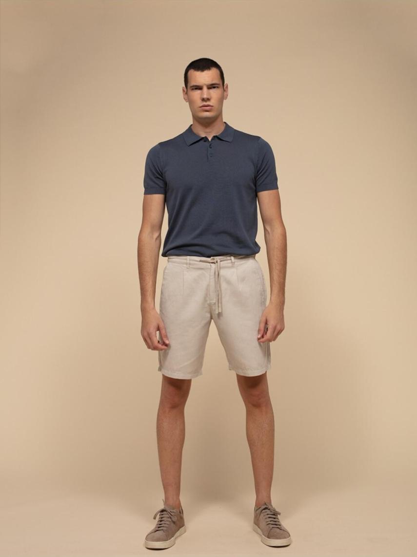 Bermuda de lino en color piedra.