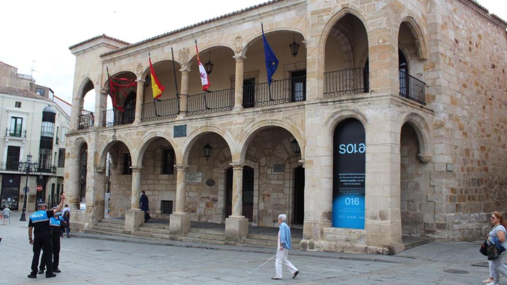 Comisaría de la Policía Municipal  rotulado con la nueva campaña contra la violencia de género, junto a la la concejala del área, Concha Rosales, y el jefe de la policía municipal, Tomás Antón